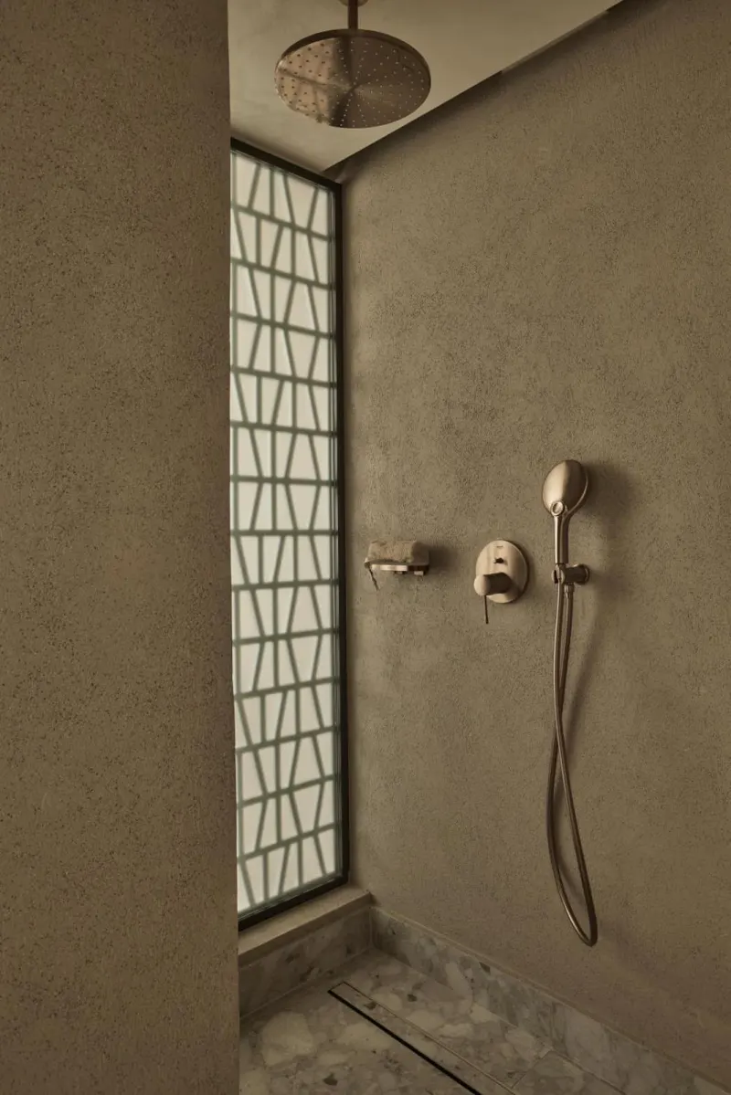 Minimalist shower with geometric window