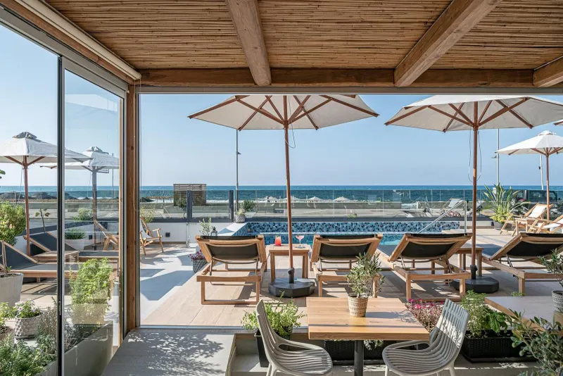 Terrace with wooden beams overlooking pool and sea