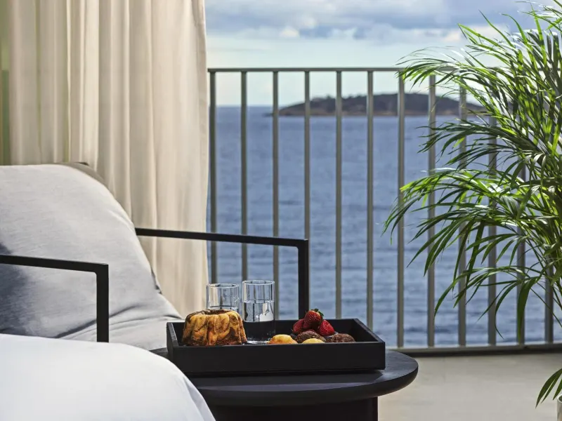 Balcony table with fruit tray and sea view