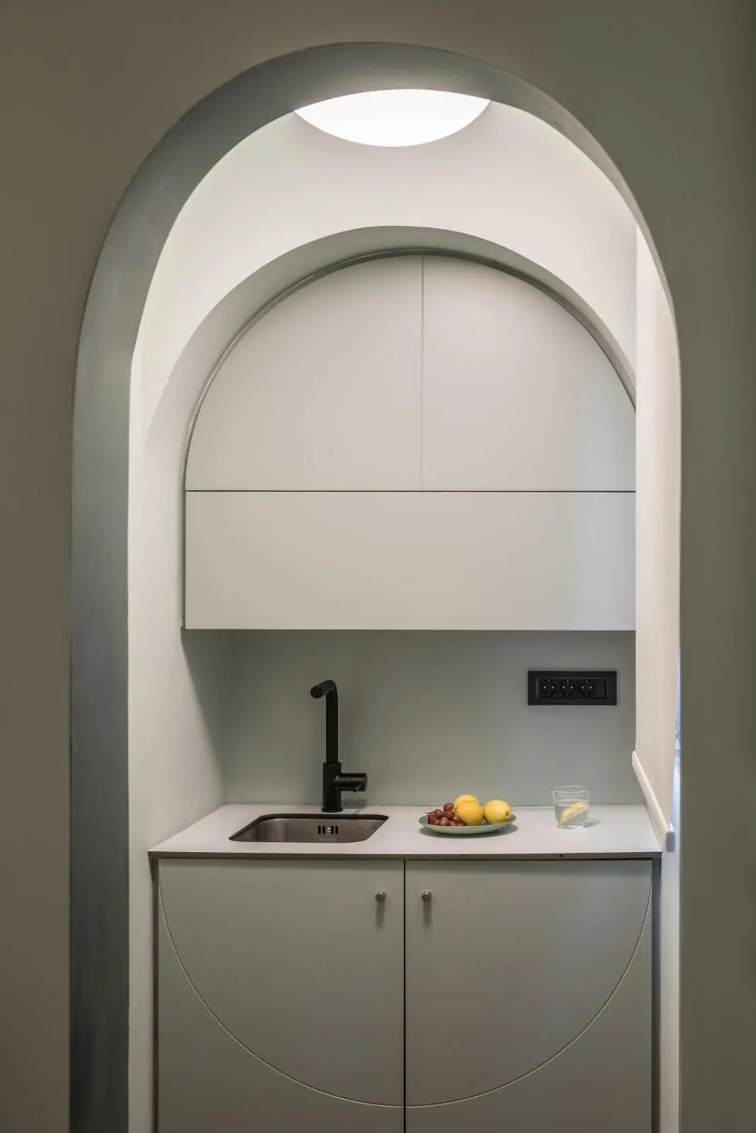 Arched kitchenette alcove with fruit bowl